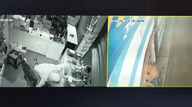 दुकान से मोबाइल उड़ाते साफ-साफ सीसीटीवी में कैद हुआ चोर, देखें वारदात का विडियों slider
