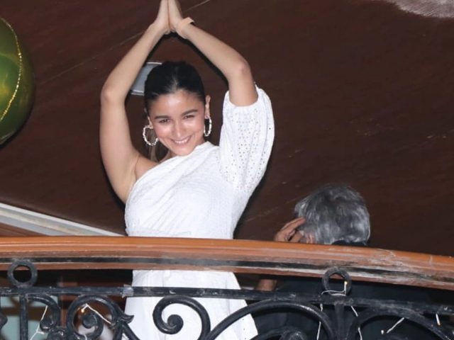 संजय लीला भंसाली के बर्थडे सेलिब्रेशन में पहुंचीं आलिया भट्ट, गंगूबाई स्टाइल में दिया पोज slider