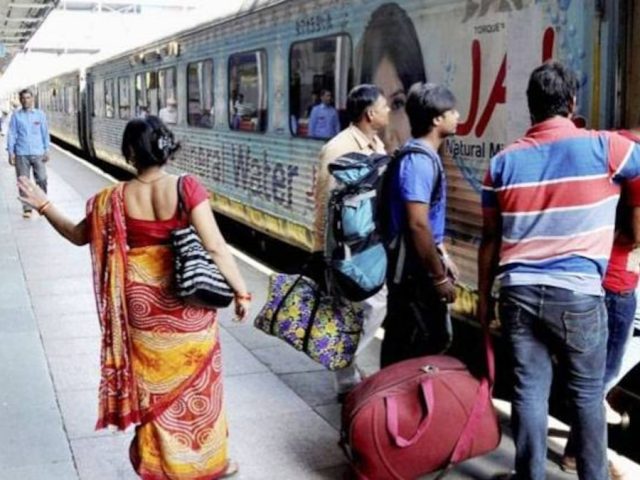 फिर दिल्ली में स्टेशनों पर हुजूम, रेलवे ने बिहार के लिए चलाई आज से ये 5 स्पेशल ट्रेन slider