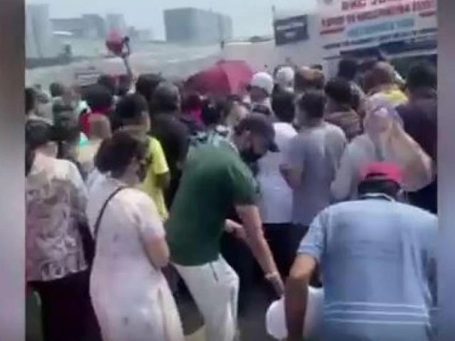 वैक्सीनेशन सेंटर की भीड़ ही न बन जाए ‘सुपर स्प्रेडर’! सामने आईं डराने वाले तस्वीरें slider