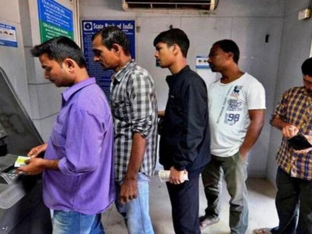 अब एटीएम से पैसा निकालना पड़ेगा महंगा, रिजर्व बैंक ने बढ़ाई ये फीस slider