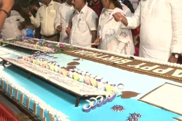 बाबा साहेब की 131वीं जयंती पर काटा 131 किलो का केक