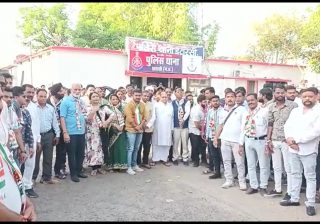 राहुल गांधी की सदस्यता समाप्त किए जाने के विरोध में कांग्रेसी उतरे सड़कों पर सर पर काली पट्टी बांधकर किया प्रदर्शन