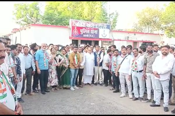 राहुल गांधी की सदस्यता समाप्त किए जाने के विरोध में कांग्रेसी उतरे सड़कों पर सर पर काली पट्टी बांधकर किया प्रदर्शन