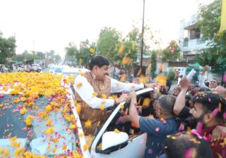 मुख्यमंत्री डॉ यादव के उज्जैन आगमन पर नागरिकों द्वारा पुष्पवर्षा कर भव्य स्वागत किया गया