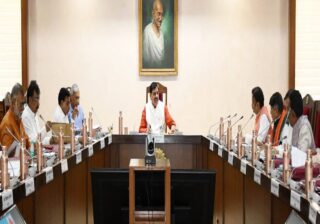 मुख्यमंत्री डॉ. मोहन यादव की अध्यक्षता में मंत्रालय सभाकक्ष में मंत्रिपरिषद की बैठक वंदे-मातरम् के सामूहिक गायन के साथ प्रारंभ हुई।