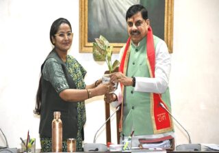 मुख्यमंत्री डॉ. मोहन यादव का मंत्रालय में मंत्रि-परिषद् की बैठक के पहले नगरीय प्रशासन एवं आवास राज्यमंत्री श्रीमती प्रतिमा बागरी ने पौधा भेंटकर सम्मान किया गया।