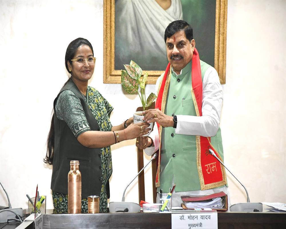 मुख्यमंत्री डॉ. मोहन यादव का मंत्रालय में मंत्रि-परिषद् की बैठक के पहले नगरीय प्रशासन एवं आवास राज्यमंत्री श्रीमती प्रतिमा बागरी ने पौधा भेंटकर सम्मान किया गया।
