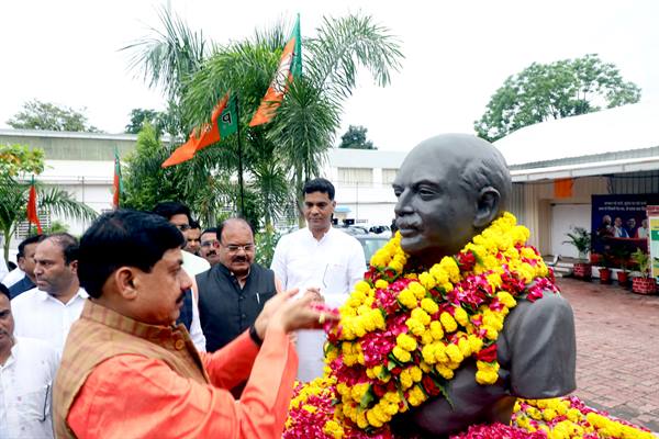 मुख्यमंत्री डॉ. यादव ने डॉ. श्यामा प्रसाद मुखर्जी की प्रतिमा पर माल्यार्पण कर दी श्रद्धांजलि