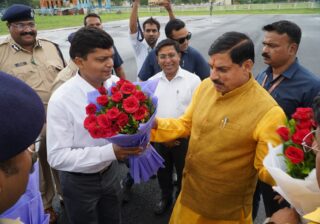 उज्जैन : मुख्यमंत्री डॉ यादव का हेलीपैड पर जनप्रतिधियों द्वारा स्वागत किया गया